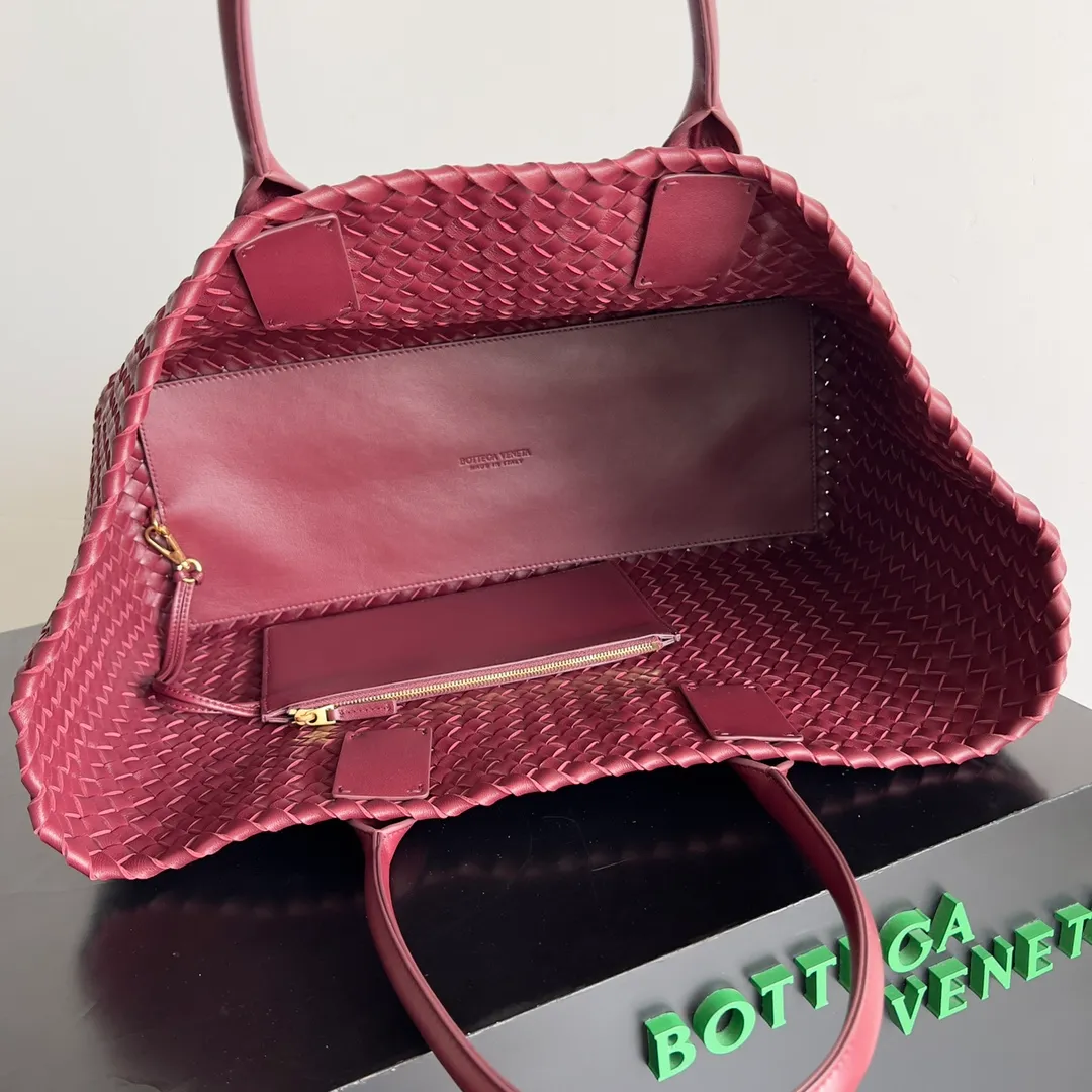 Batch 2860 Classic returns... (large size 51cm) • Cabat, born in 2001, is one of the most iconic styles of the Bottega Veneta workshop. The whole bag is made of top-grade imported lambskin. There is no exposed logo on the whole bag, but with the classic wide woven elements, you can tell who it belongs to at a glance! Can be carried on one shoulder, very practical! Style number: 608811 Size: 51*18*28
